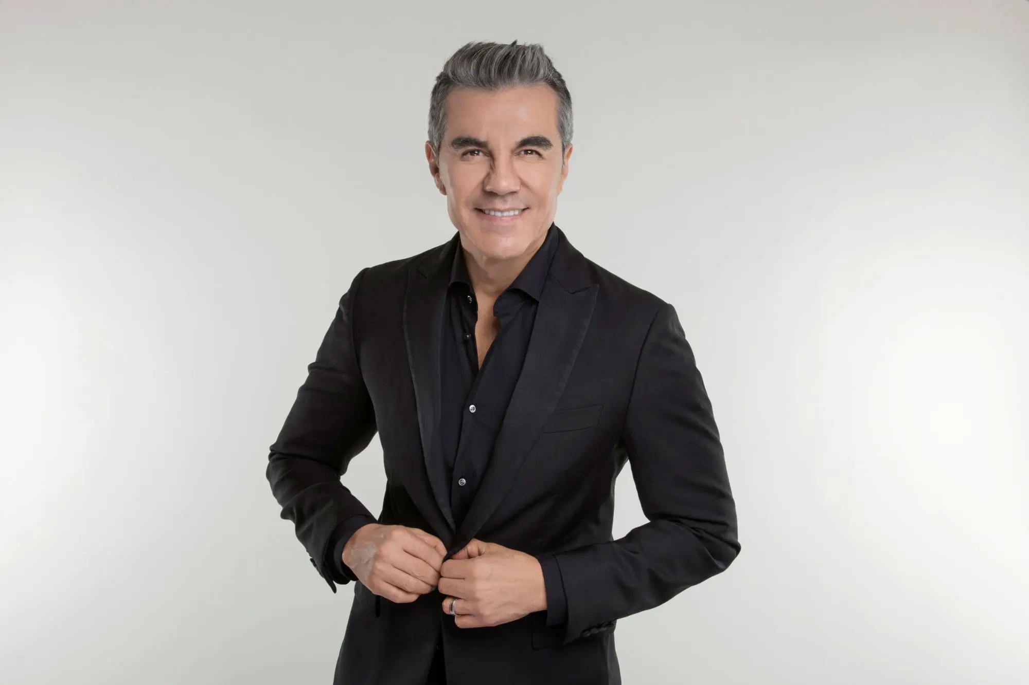 Adrian Uribe: 50 y Pico Tour